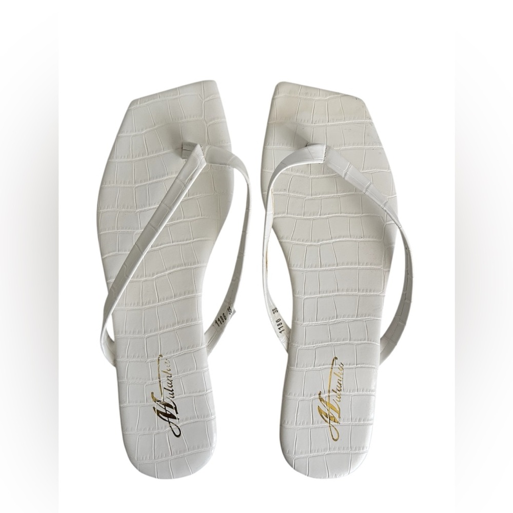 Mulanka  White crocodile Embossed Toe Flip Flop Thong Sandals Size 38/ 7.5